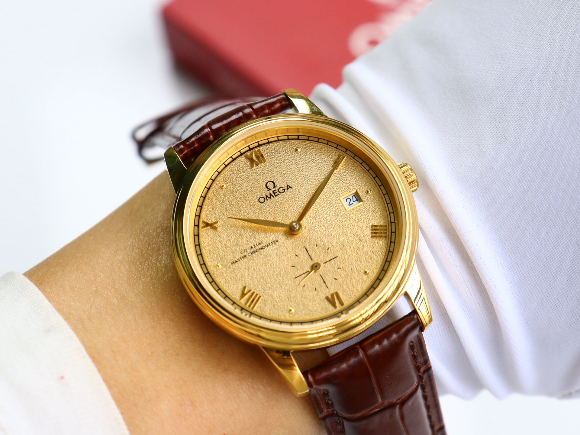 Omega De Ville series two-hand semi-mechanical men's watch