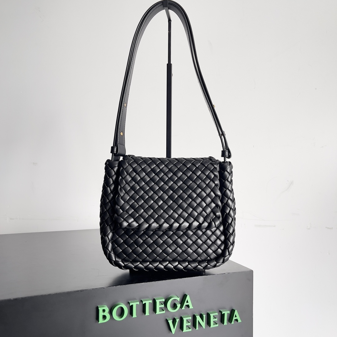 Bottega Veneta mini cobble bag 762711
