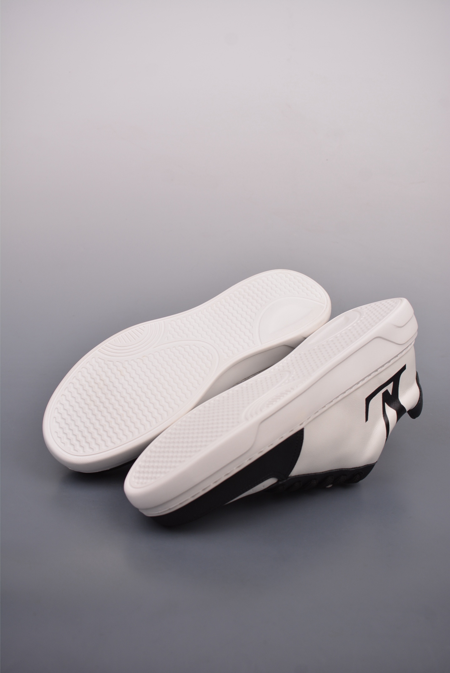 Louis Vuitton sneakers black and white 51BCOLORE