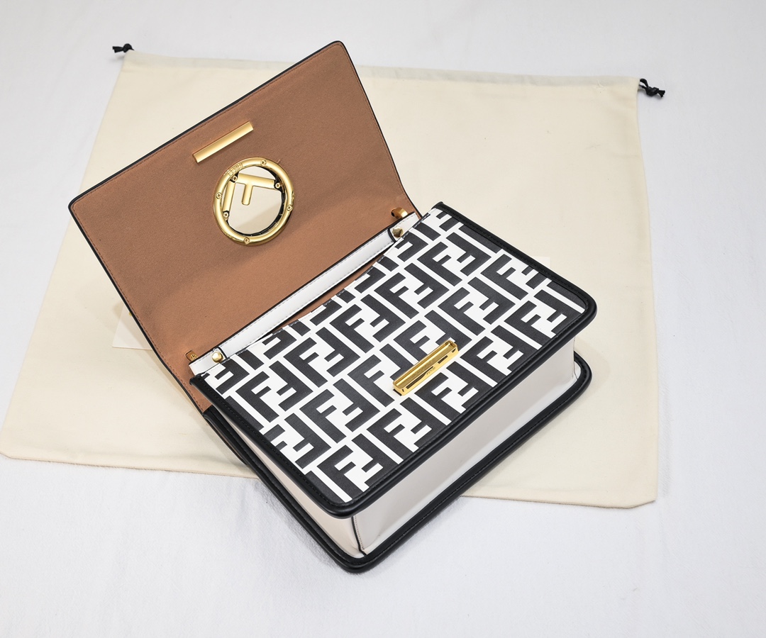 FENDI FF Logo Mania handbag 8806