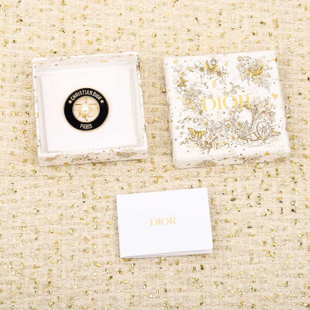 Dior black circle letter brooch