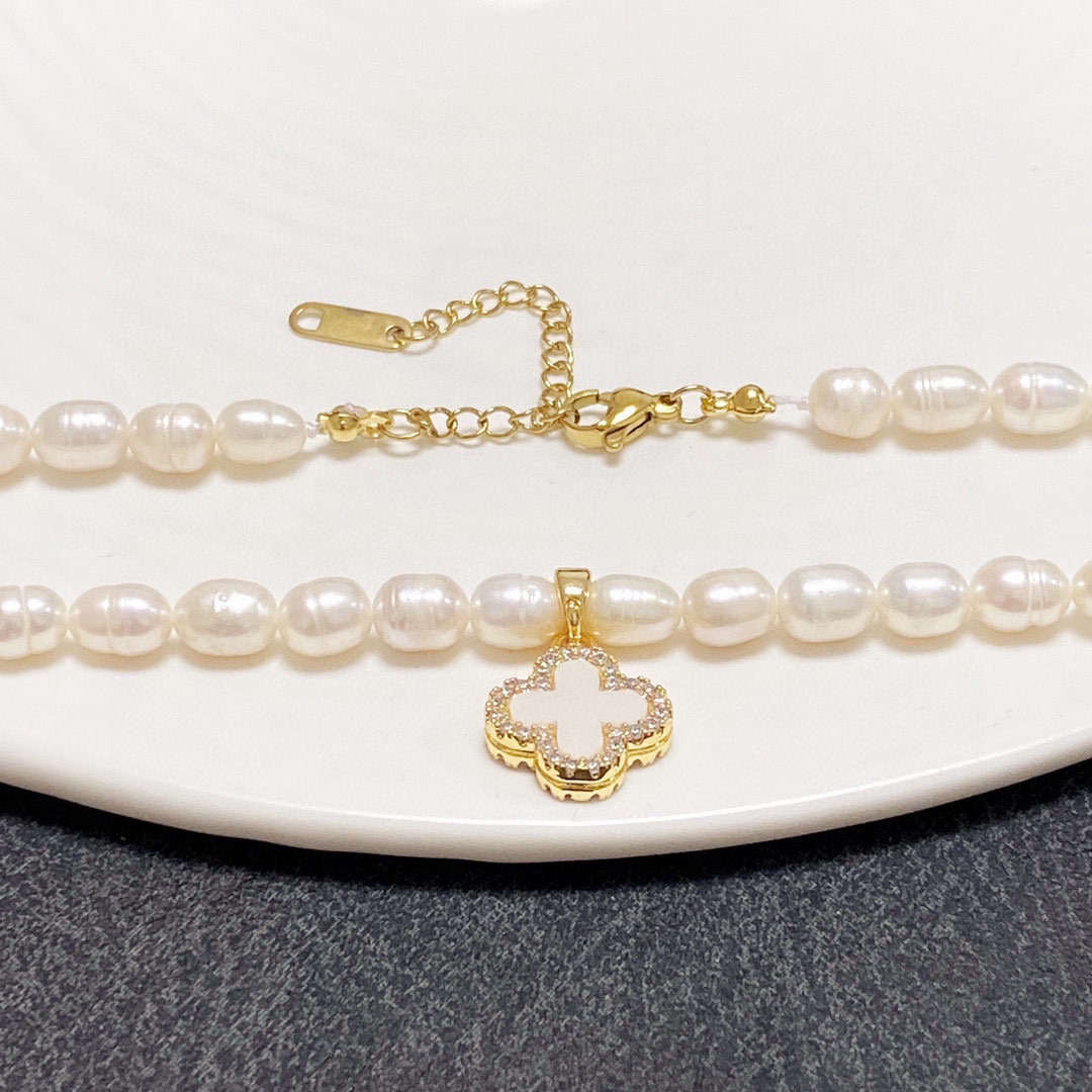 Chanel natural freshwater pearl four-leaf clover necklace