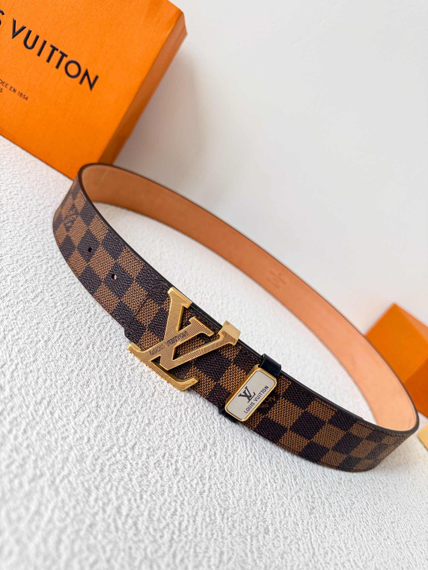 Louis Vuitton carved buckle belt with monogram, 3.8cm width