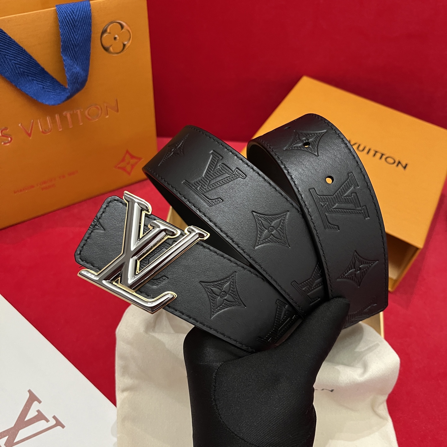 Louis Vuitton embossed leather men's belt, 4cm wide