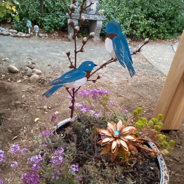 Hand painted metal bird metal garden art decoration on spring willow garden stake