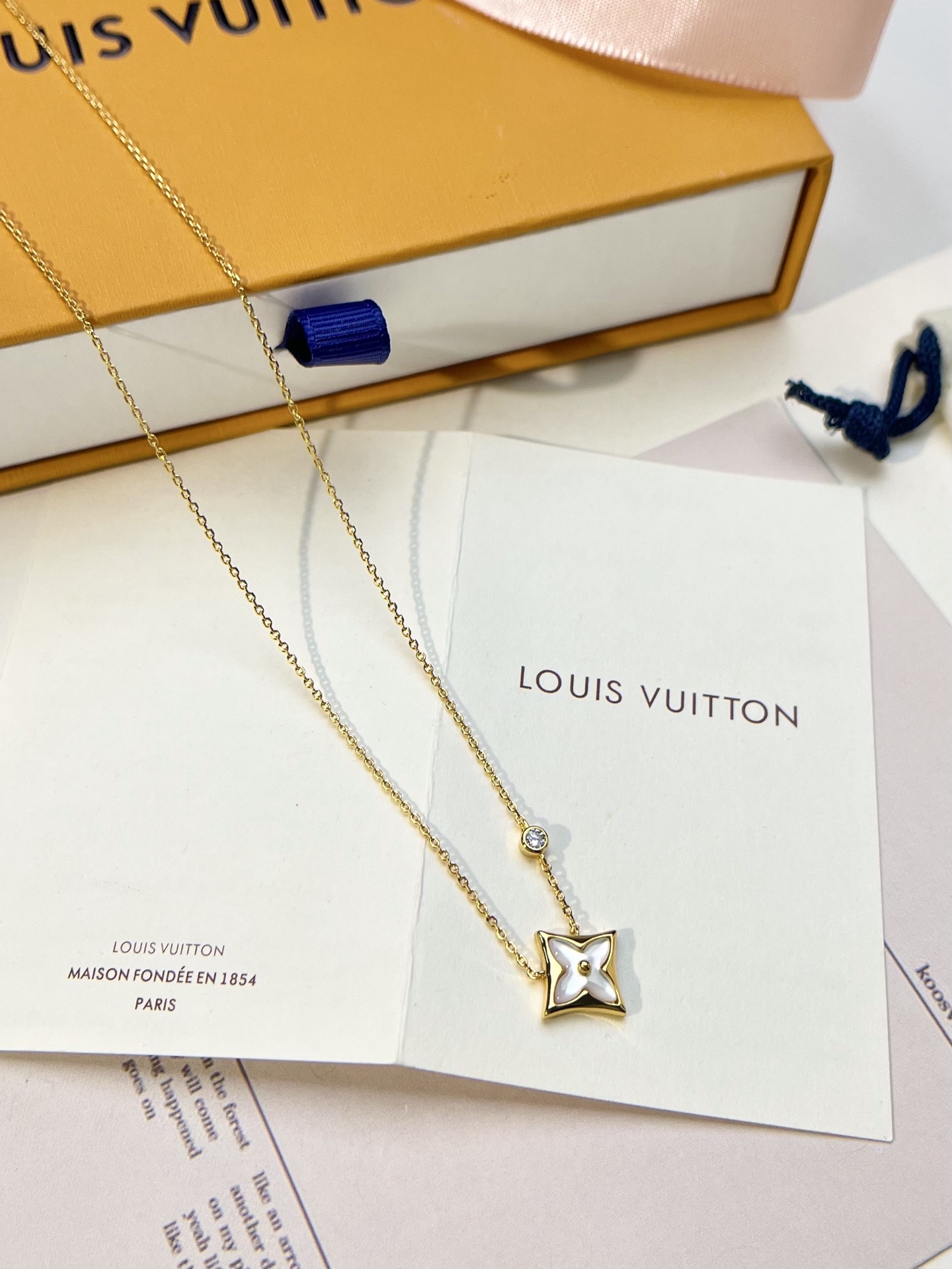 Louis Vuitton single flower diamond necklace