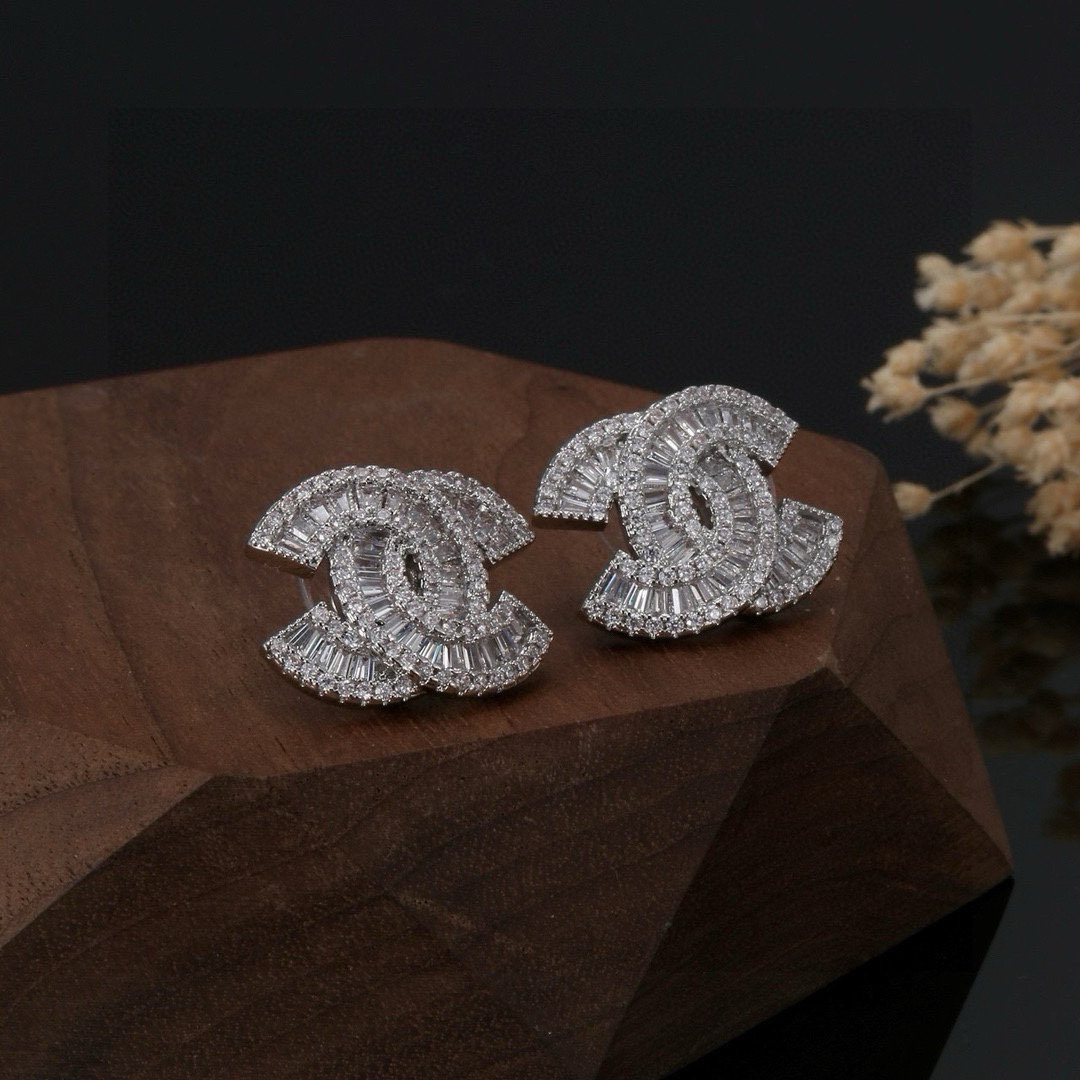 CHAN 24 classic letter diamond earrings