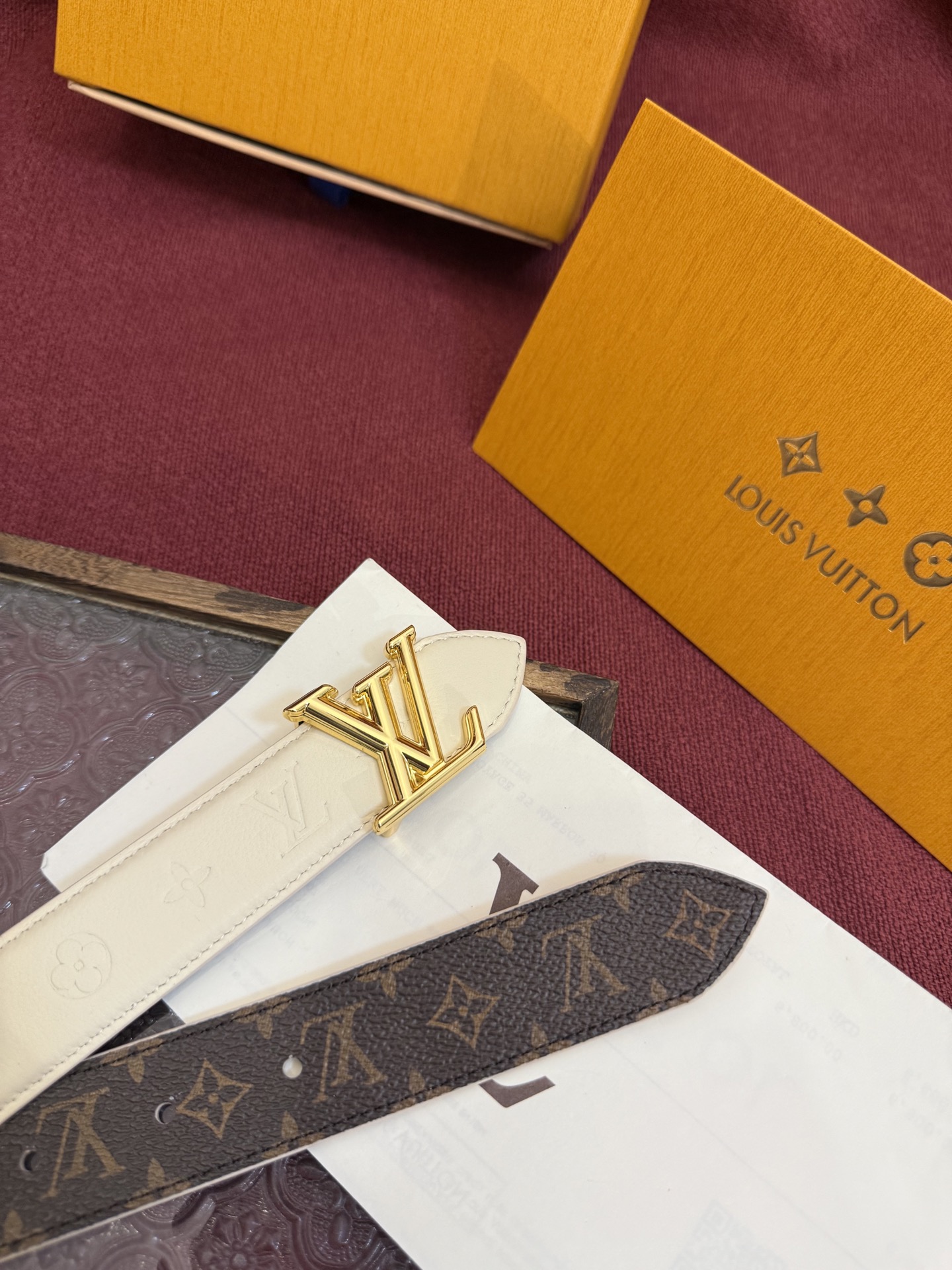 Louis Vuitton embossed double-faced cowhide belt, 3cm wide