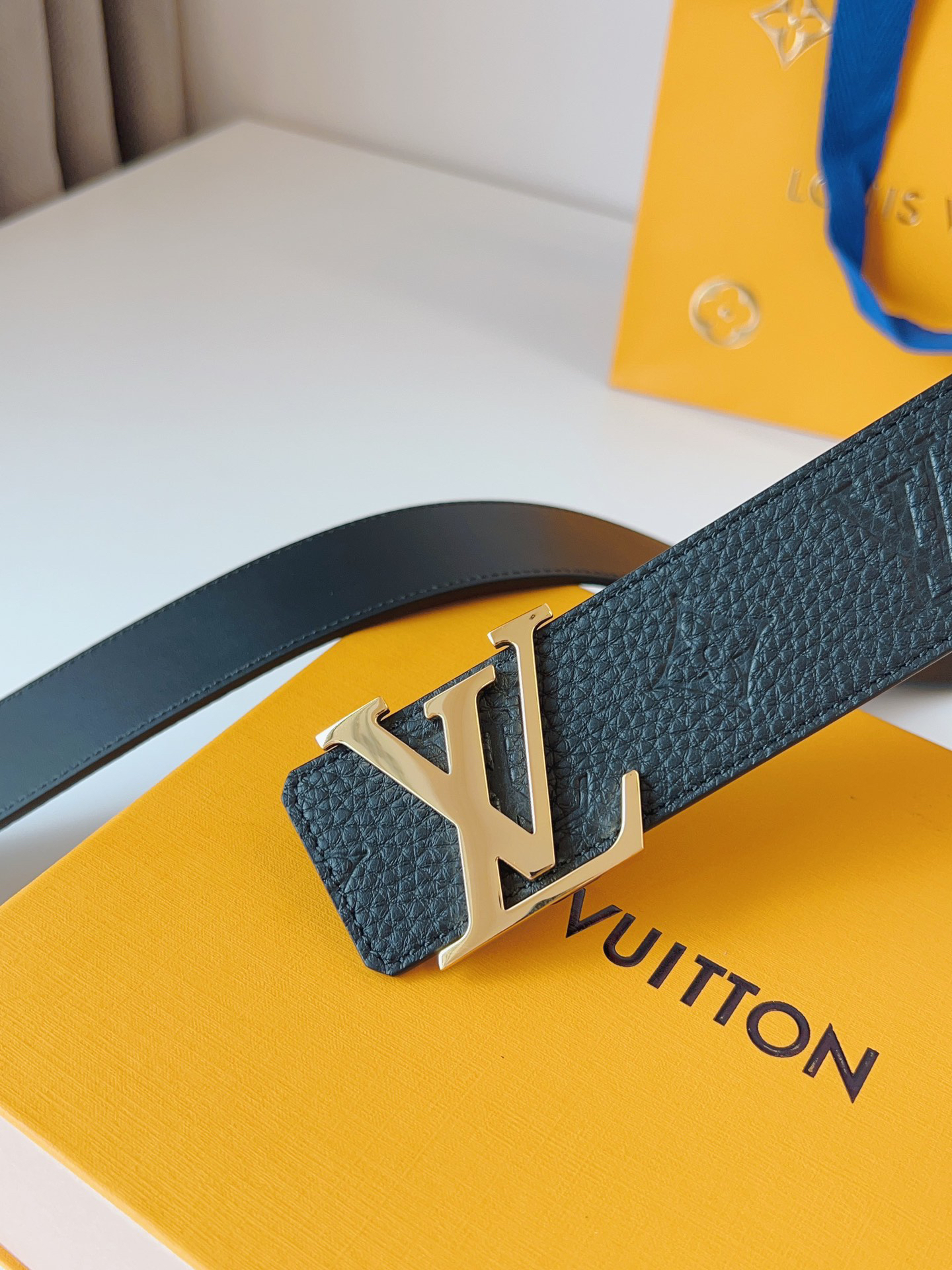 Louis Vuitton double-sided men's belt with monogram, 4cm width
