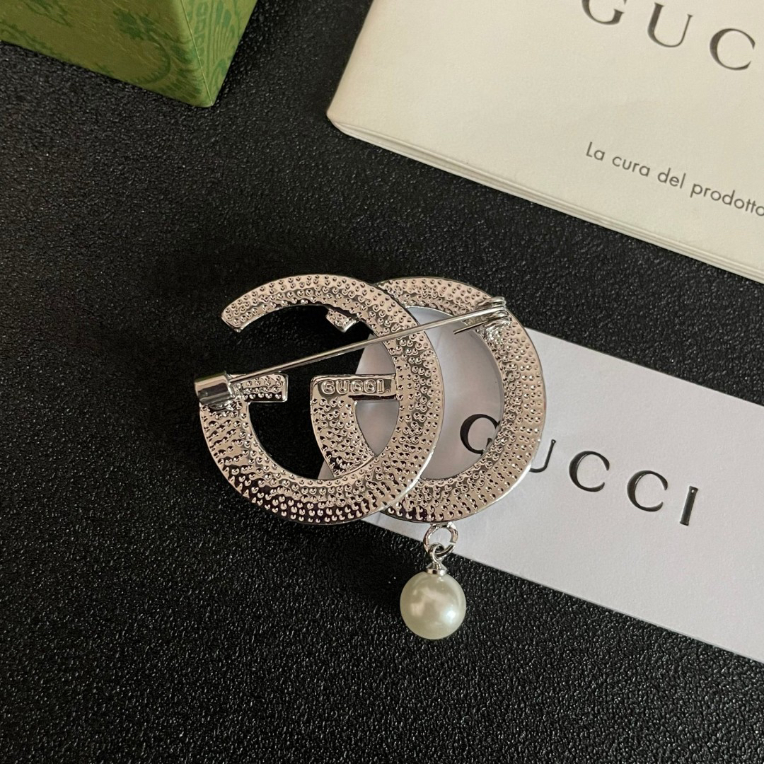 GUCCi GG Pearl Brooch