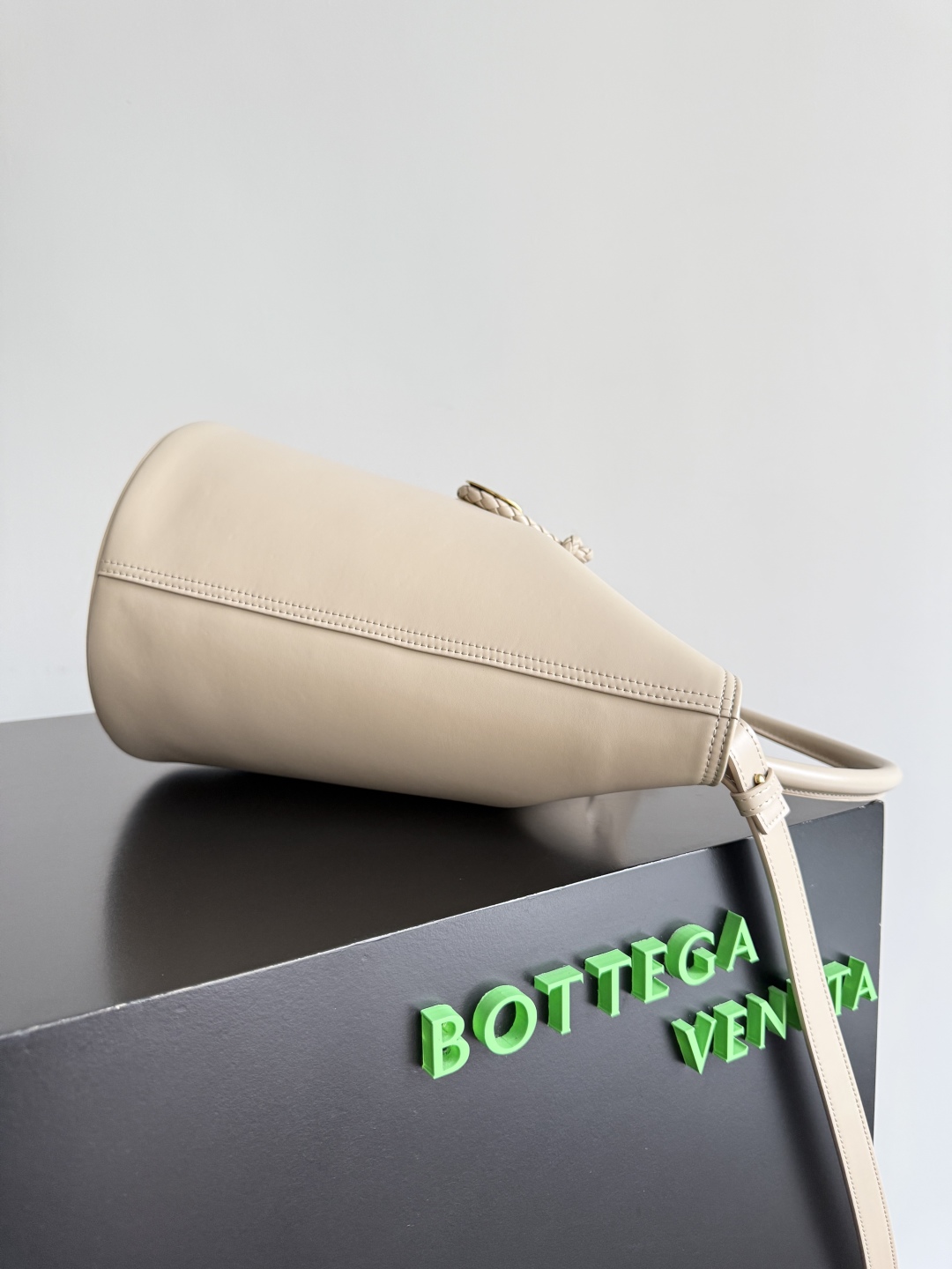 Bottega Veneta 2025 New Arrival Women's LIBERTA Small Bucket Bag 806038