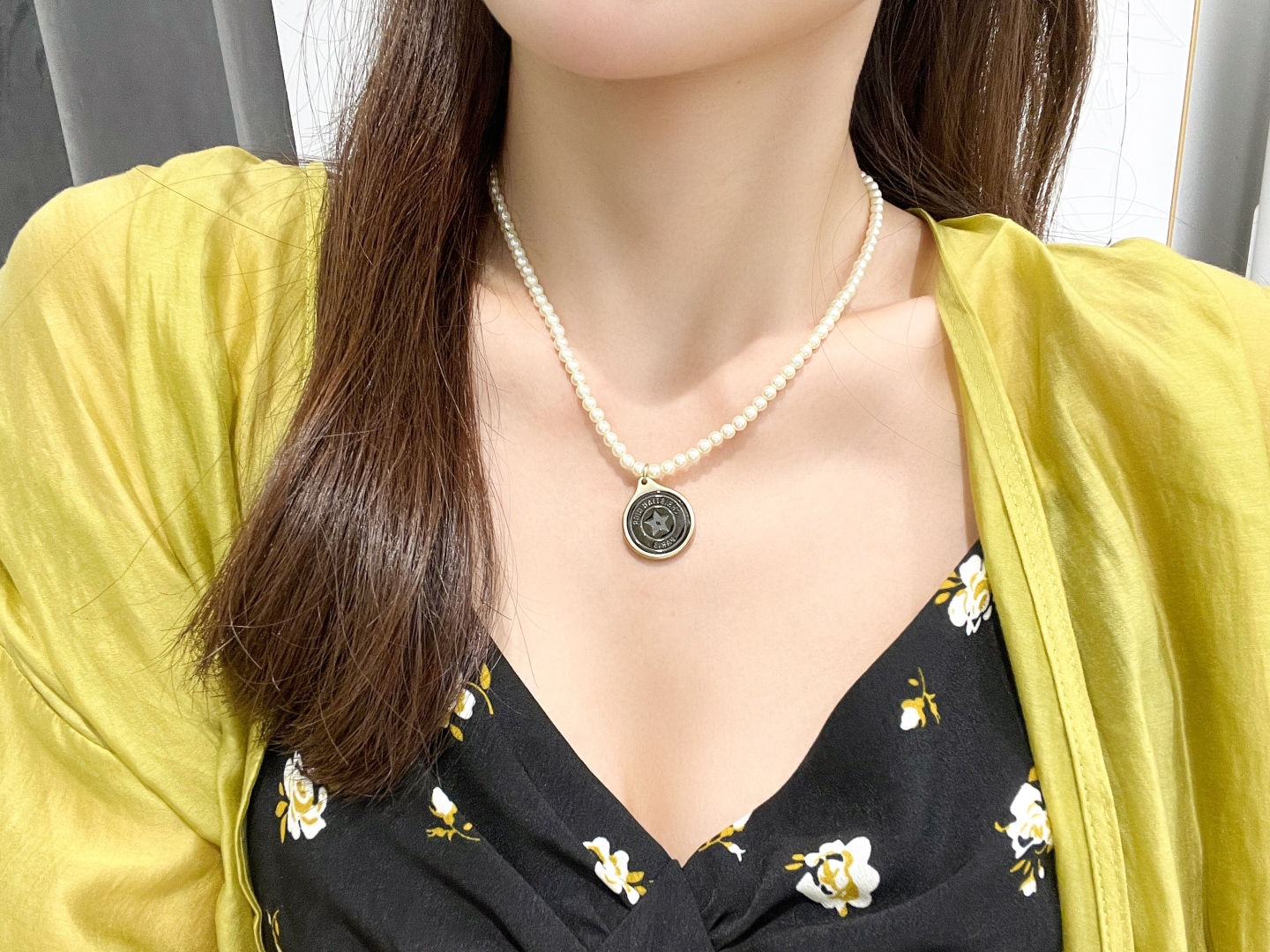 Dior five-pointed star pearl choker necklace