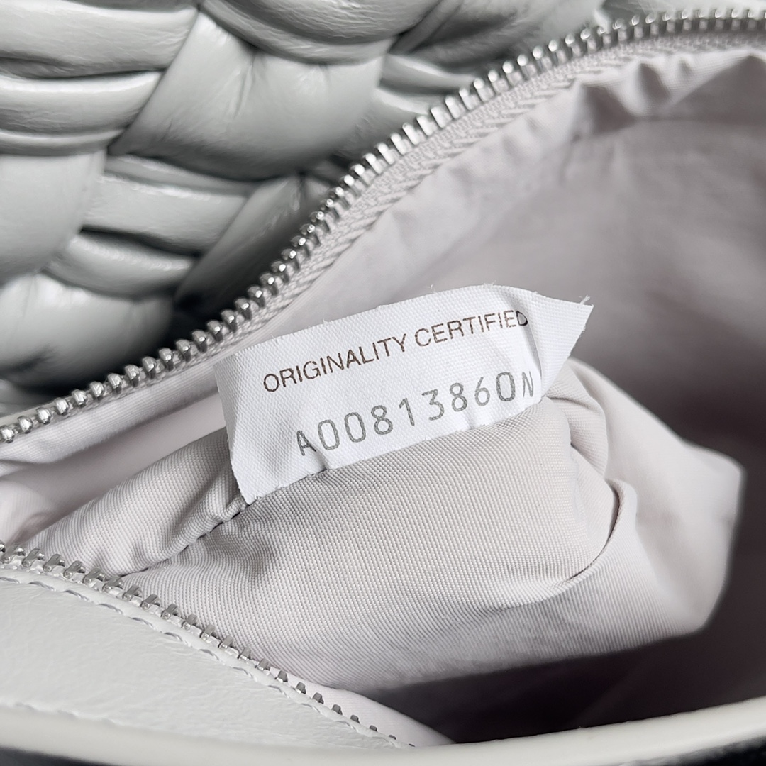 Bottega Veneta 24 Rumple Messenger Bag 776519