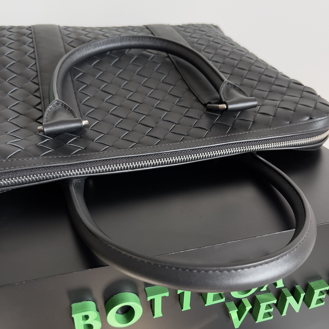 Bottega Veneta Men's Briefcase 690702