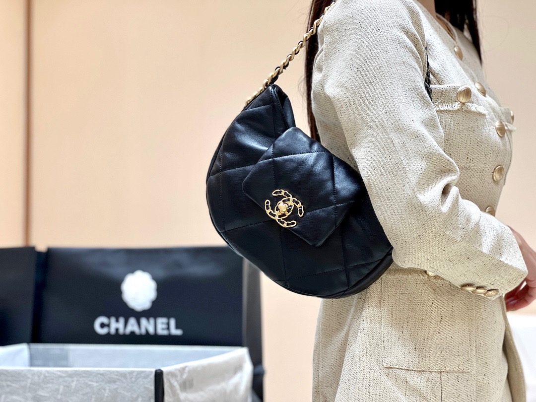 Chanel 24C Early Spring Resort Series Underarm Bag AS4638 00128