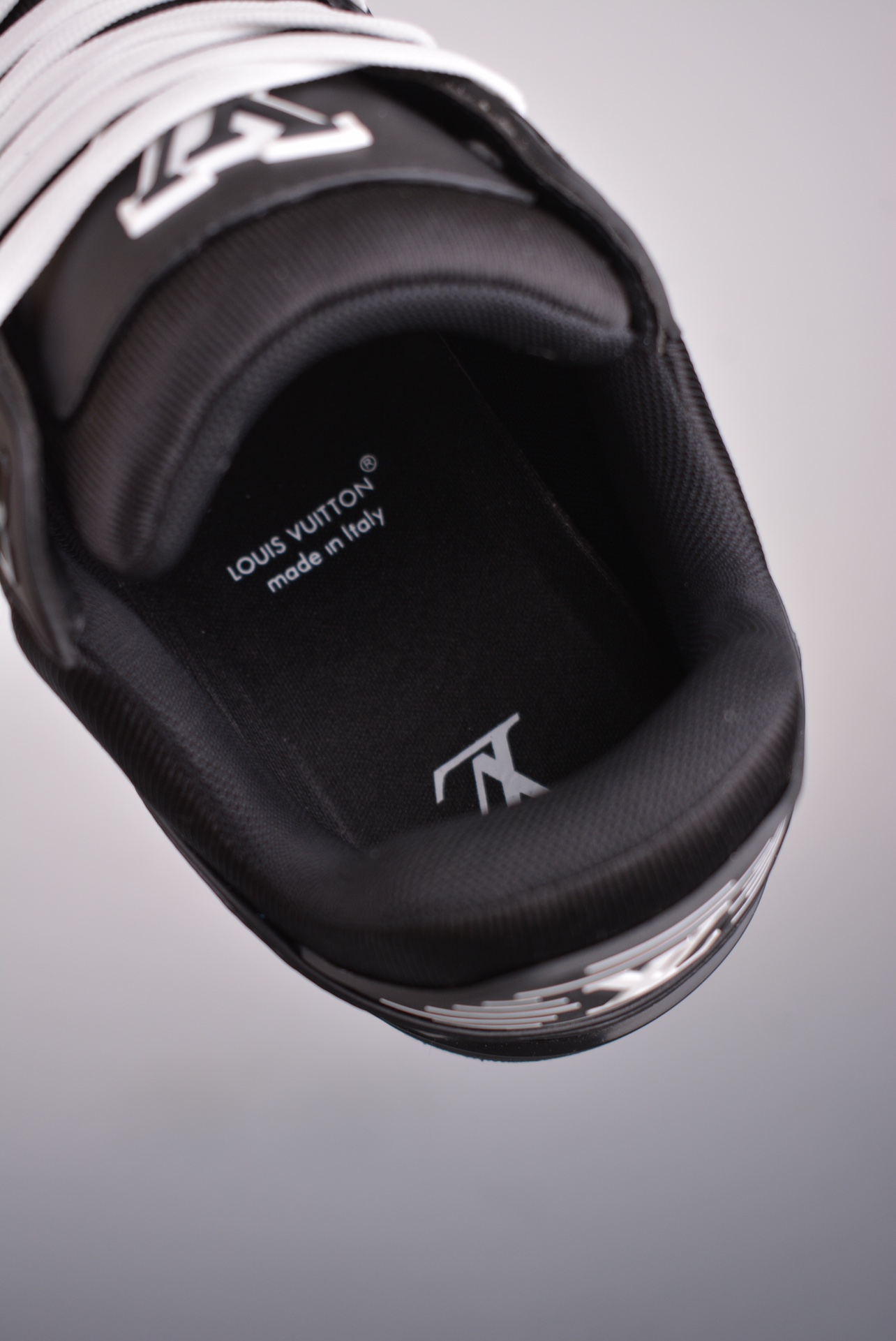 Louis Vuitton Trainer Sneaker Low Black and White Embossed 1AAREW