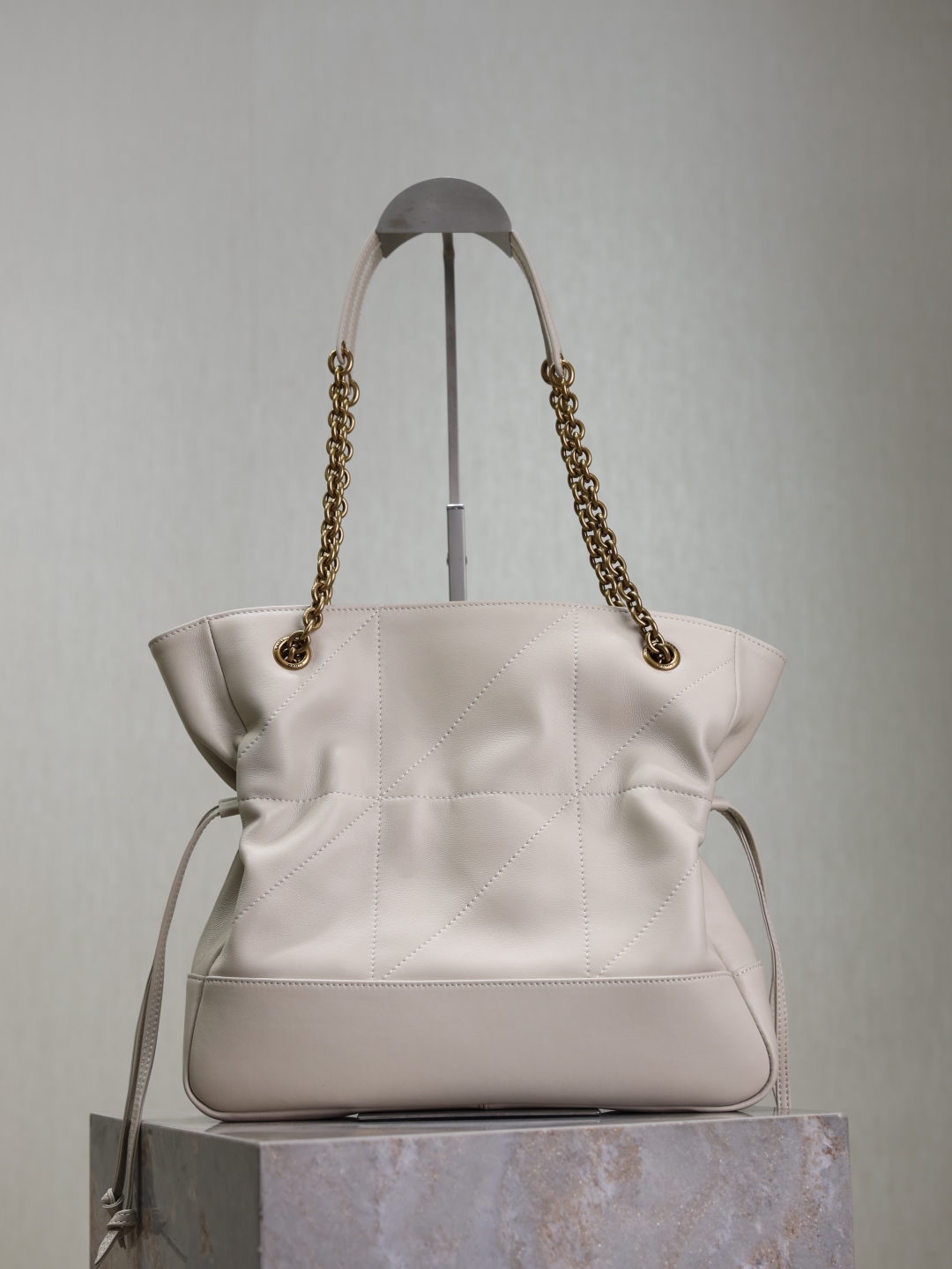 Yves Saint Laurent Jamie 4.3 Large CHON Bucket Bag 833948