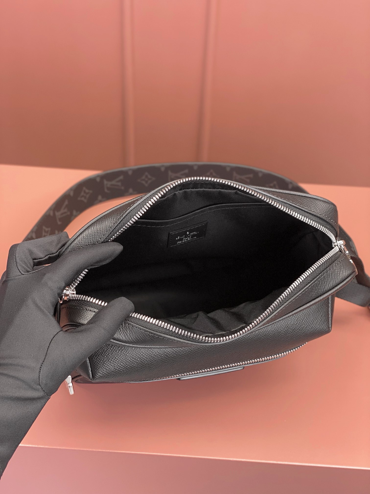Louis Vuitton OUTDOOR Messenger Bag M30233