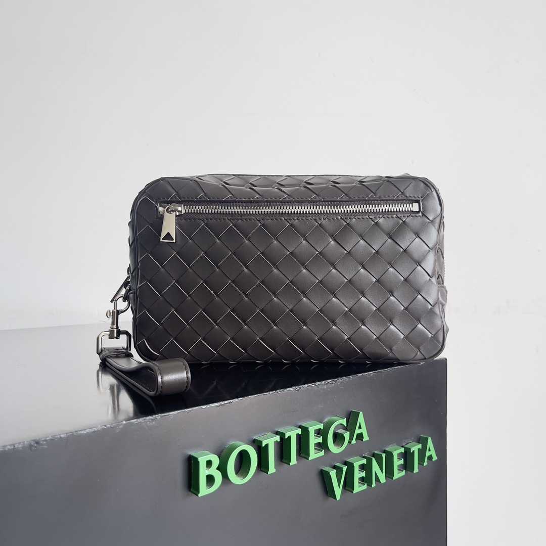 Bottega Veneta INTRECCIATO woven wristlet clutch 777390
