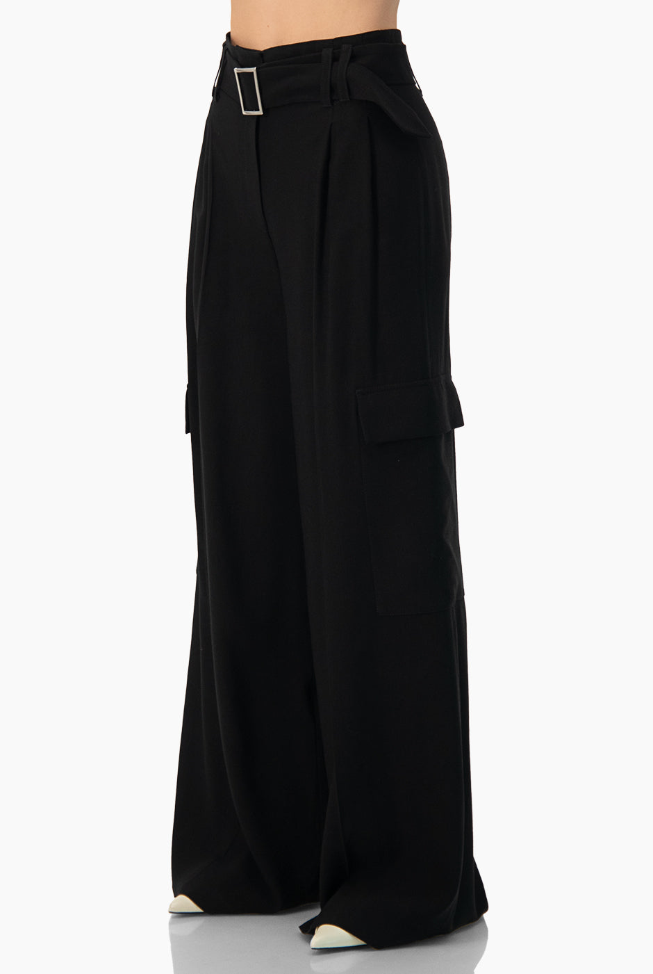 Pantalon negro cargo con cinturon