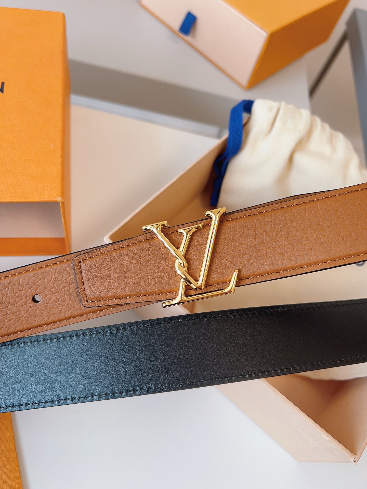 Louis Vuitton lychee grain double-faced cowhide belt, 3.5cm wide