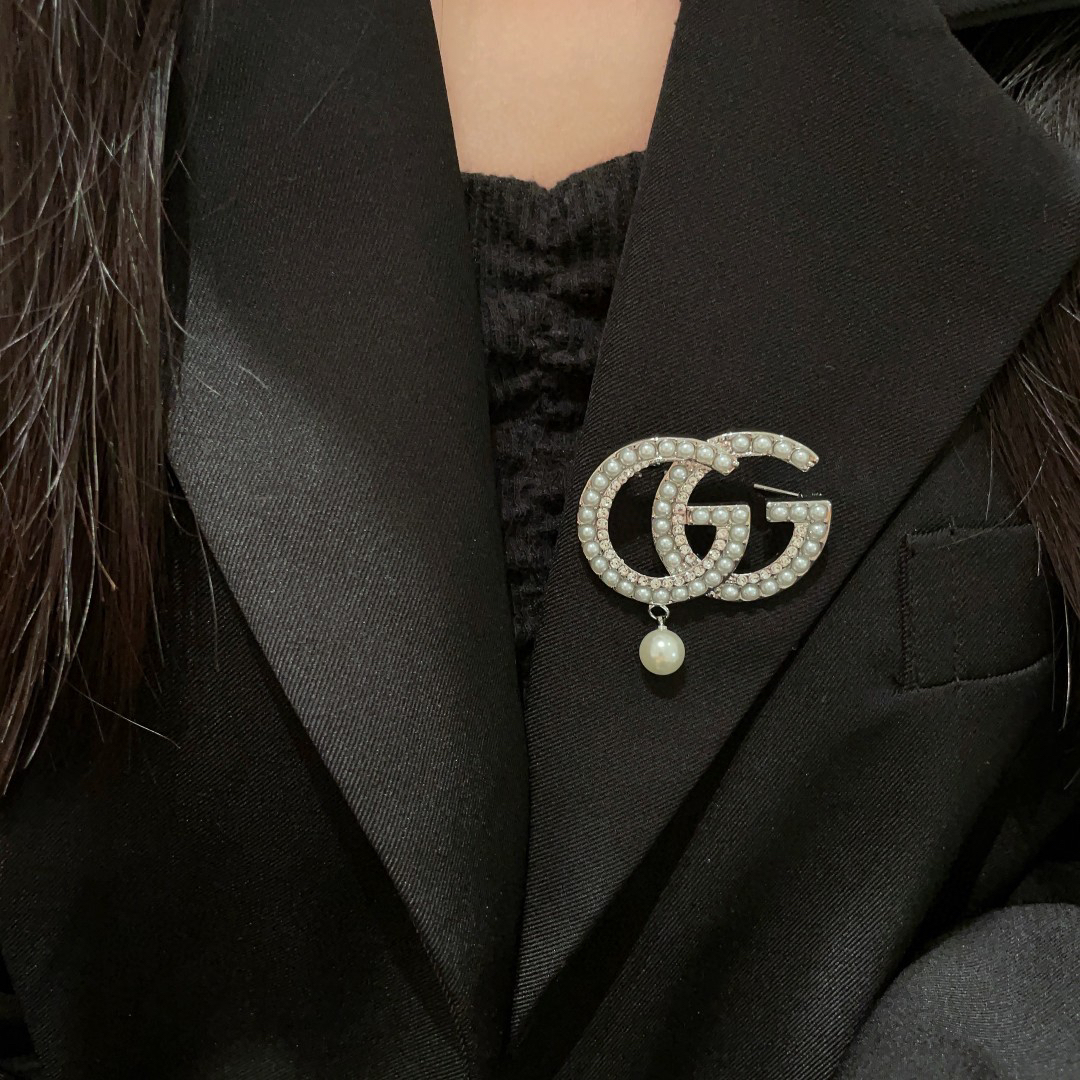 GUCCi GG Pearl Brooch