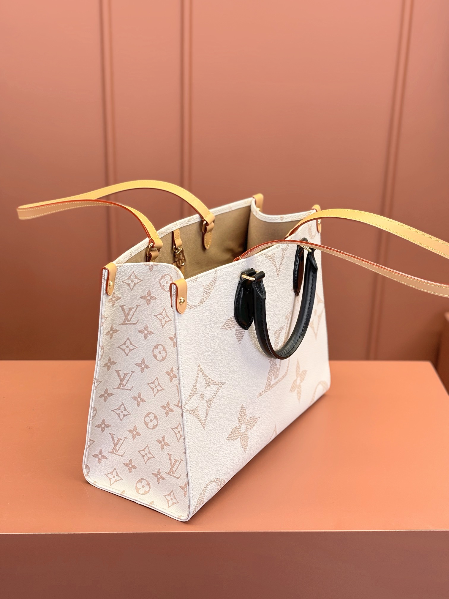 Louis Vuitton ONTHEGO Medium Handbag M46912