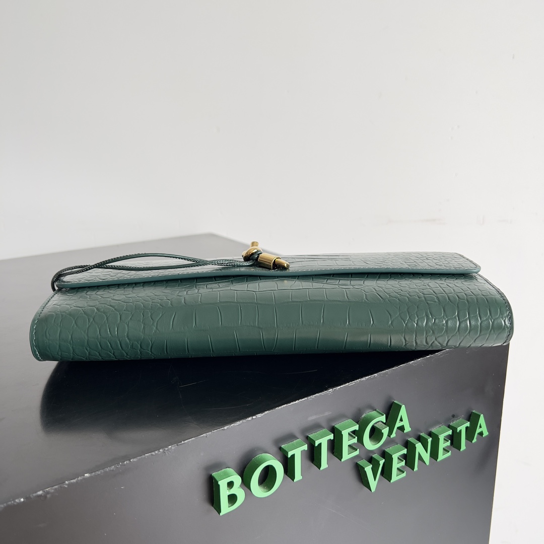 Bottega Veneta Andiamo rare crocodile leather handbag 741511