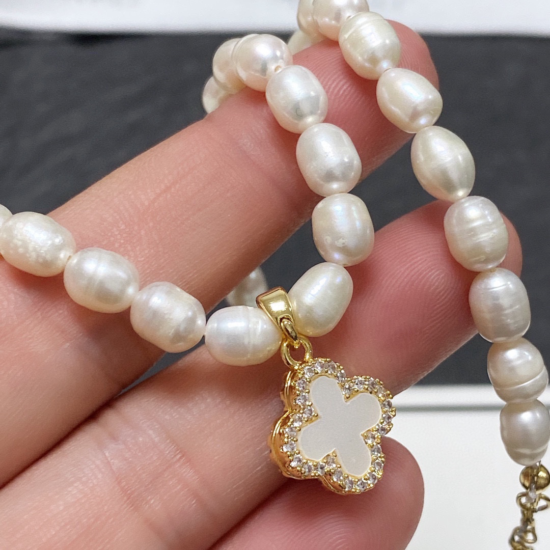 Chanel natural freshwater pearl four-leaf clover necklace