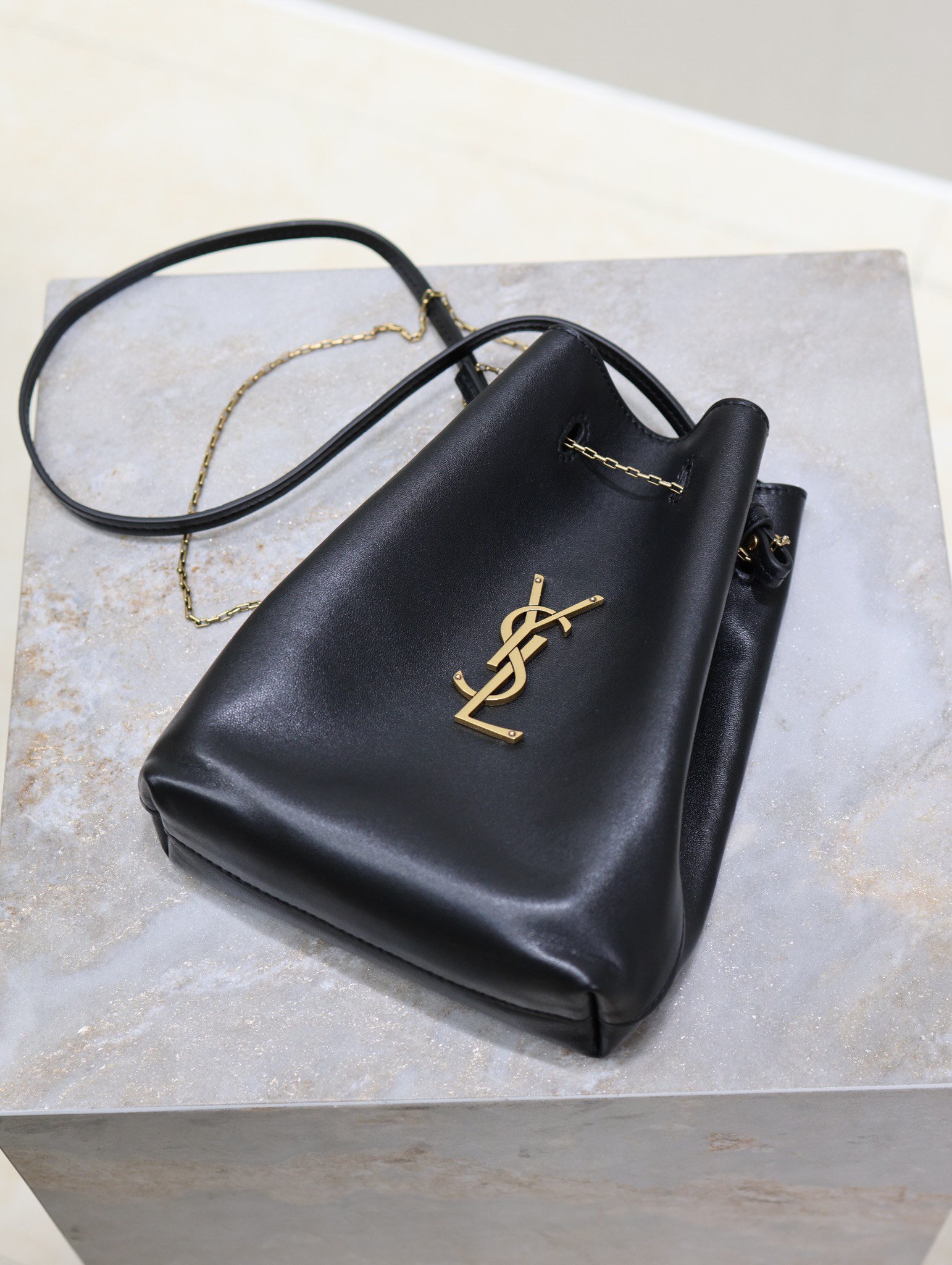Yves Saint Laurent POCHON bucket bag 801070
