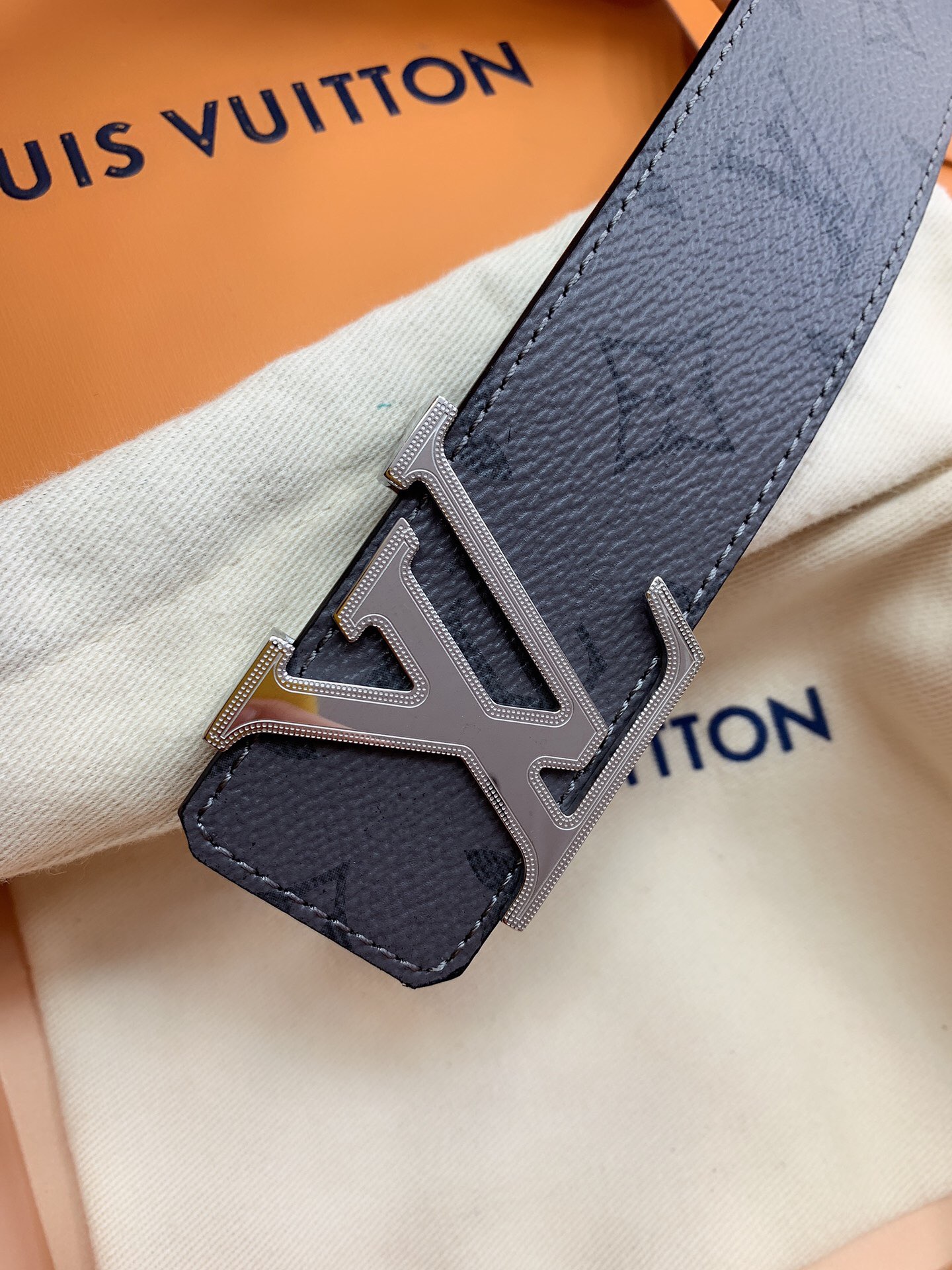 Louis Vuitton Men's Old Fashioned Cowhide Belt 4CM Width