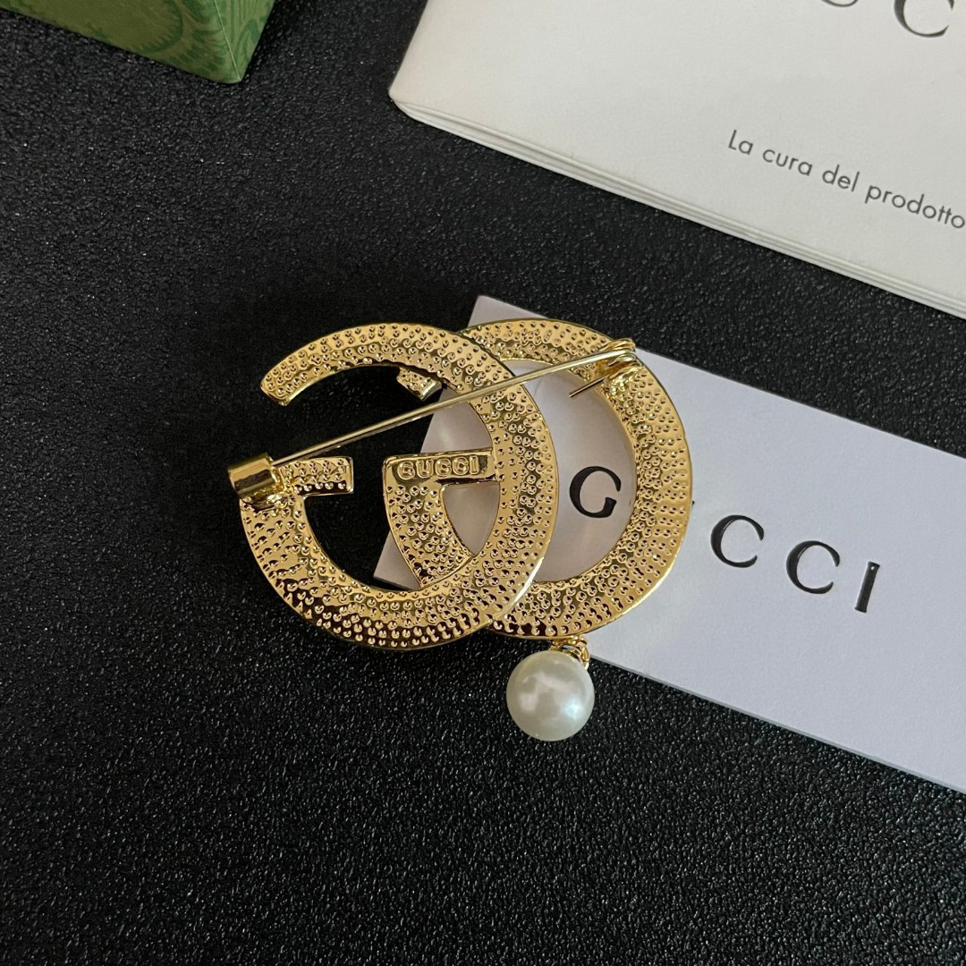 GUCCi GG Pearl Brooch