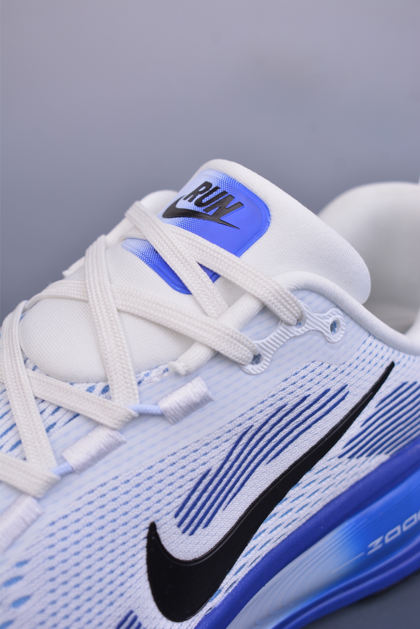 Nike Vomero 18 ZoomX running shoes white, blue and black hook HM6803-104