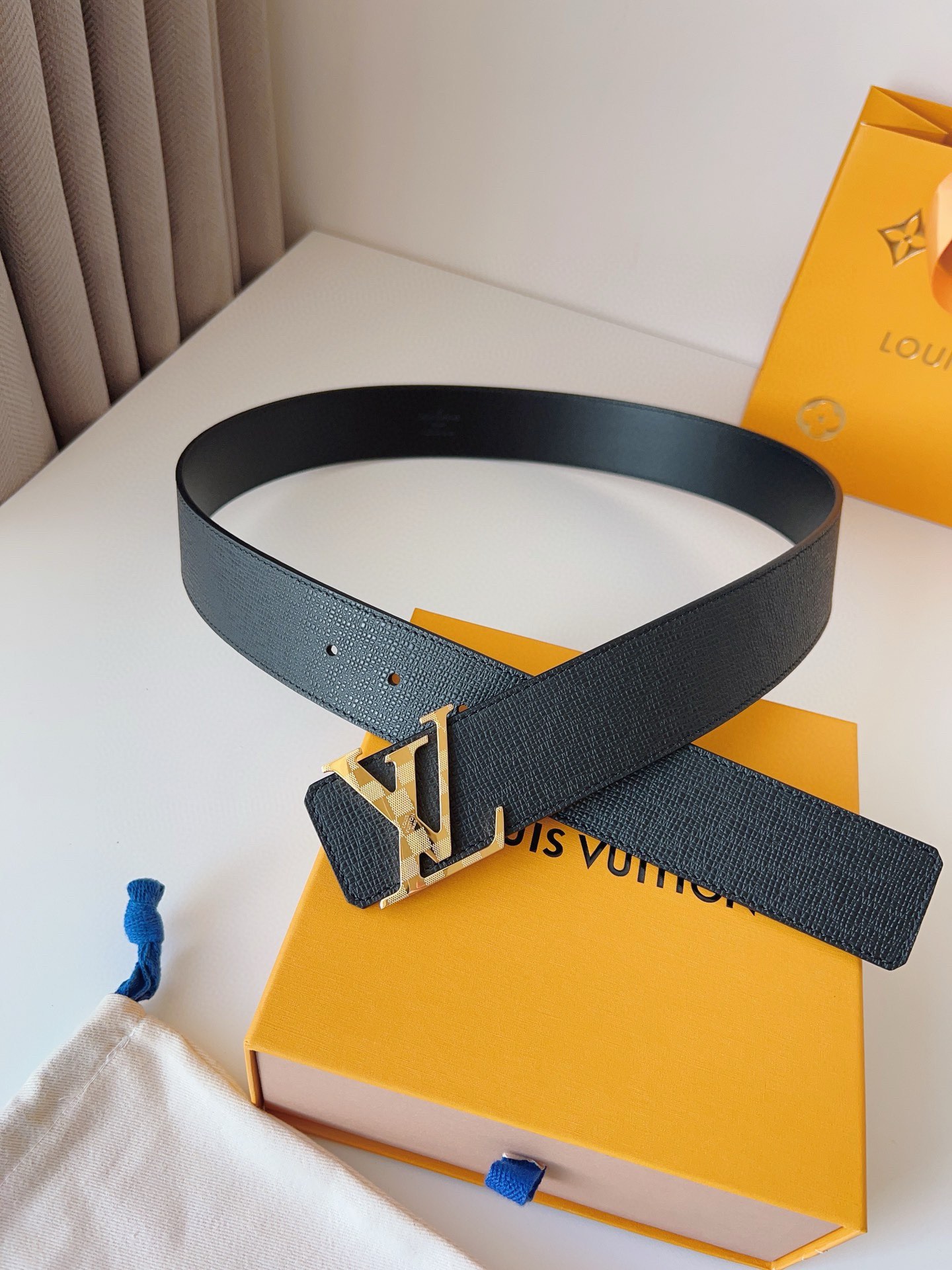 Louis Vuitton engraved buckle men's belt, 4cm wide