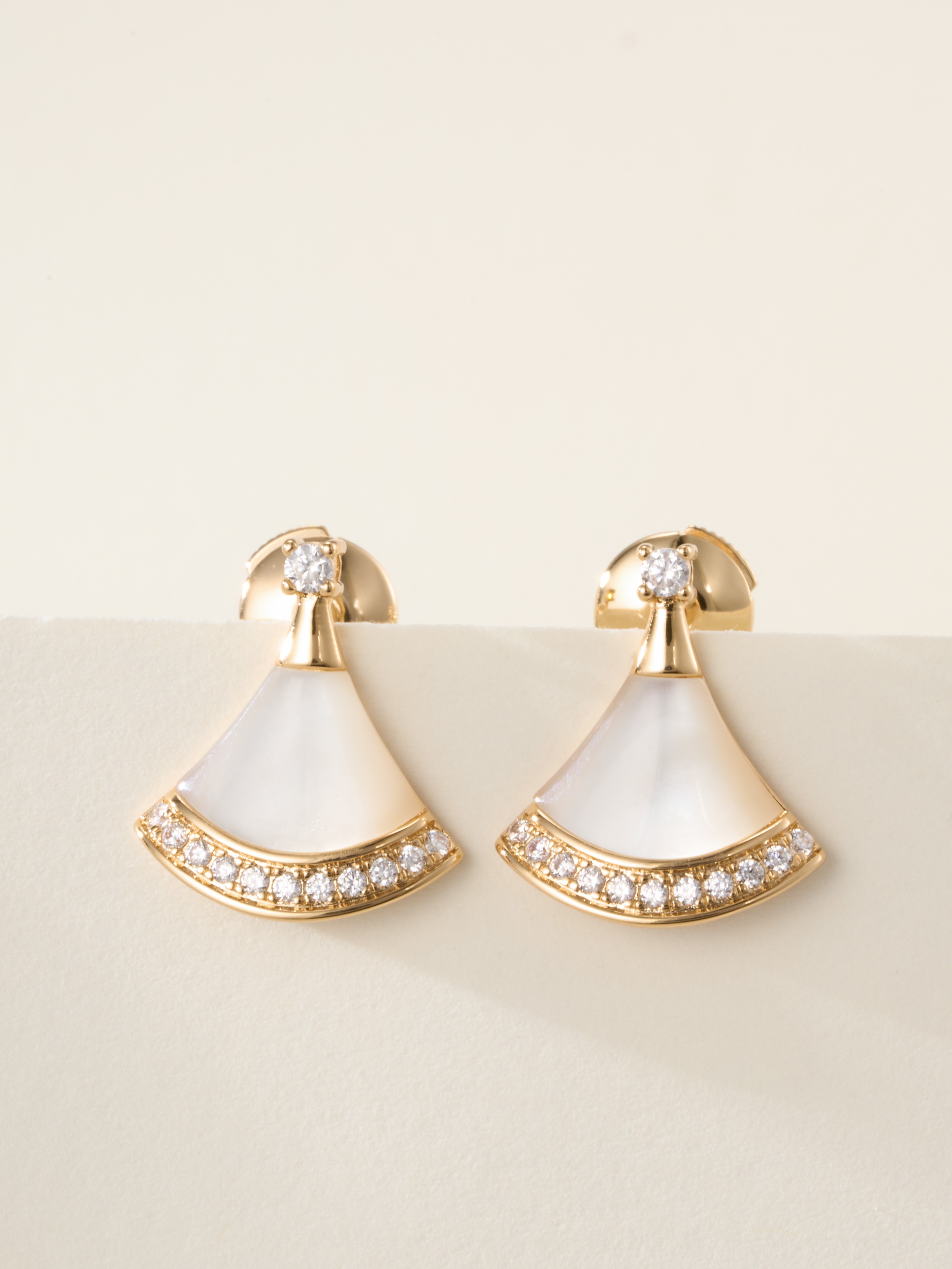 Bulgari DIVAS DREAM series natural stone diamond earrings