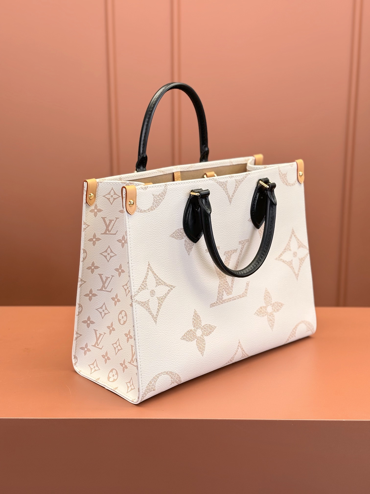 Louis Vuitton ONTHEGO Medium Handbag M46912