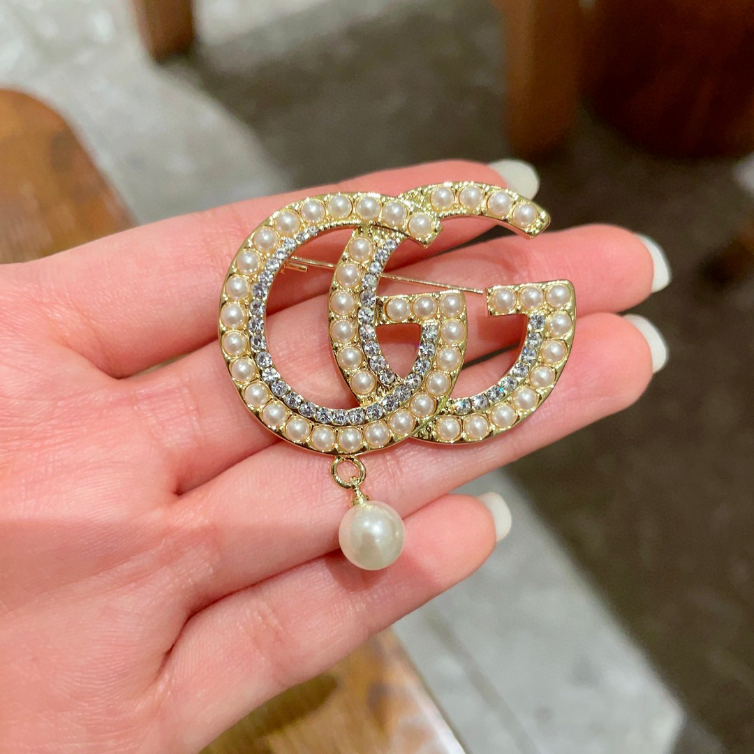 GUCCi GG Pearl Brooch