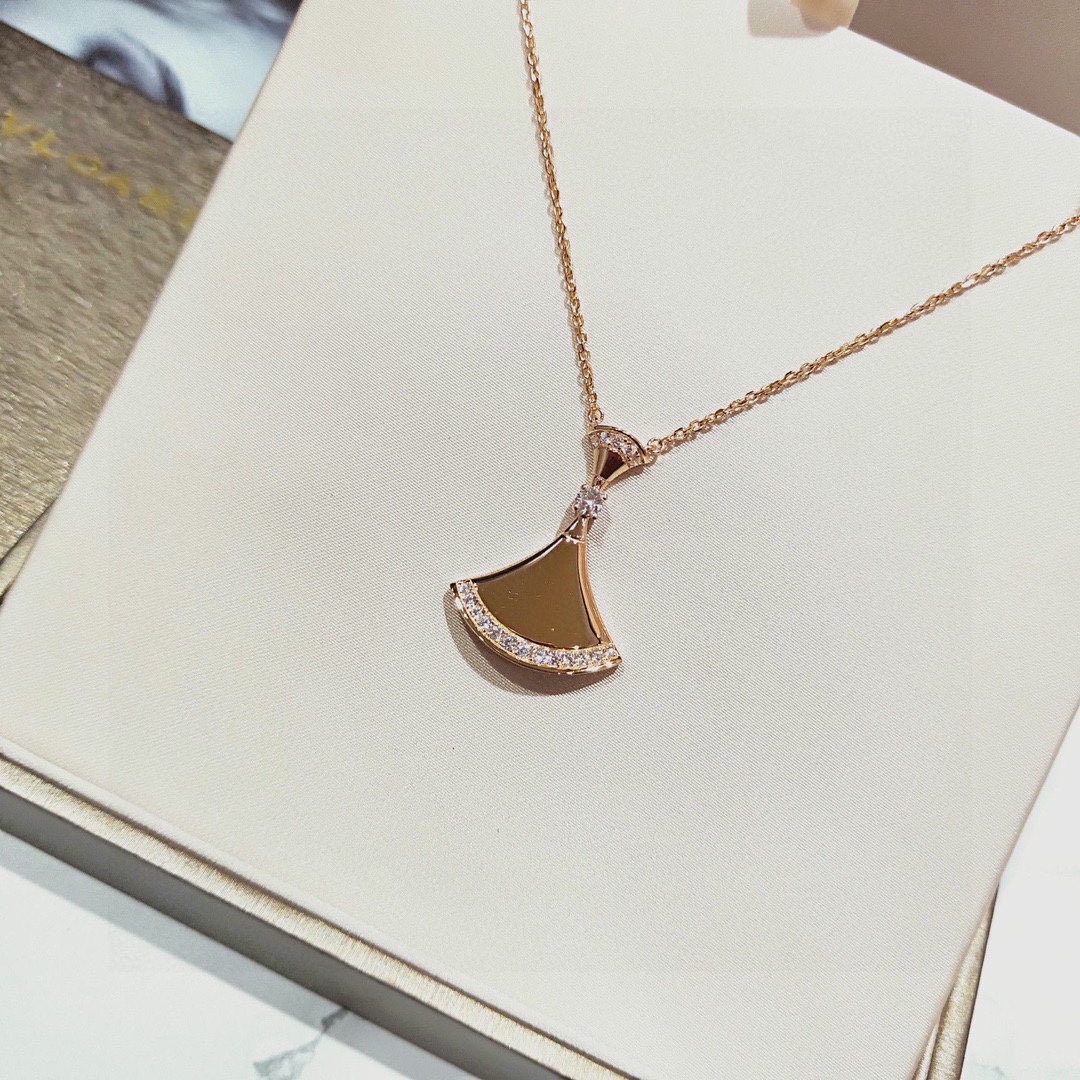 Bulgari glossy fan necklace