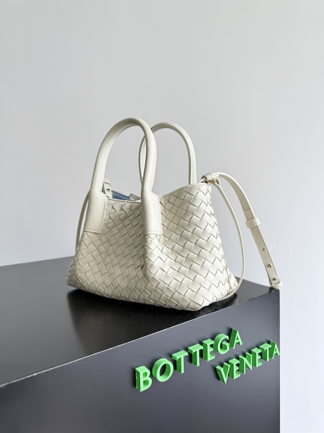 BOTTEGA VENETA 2025 PINACOTECA Small Bag 819004