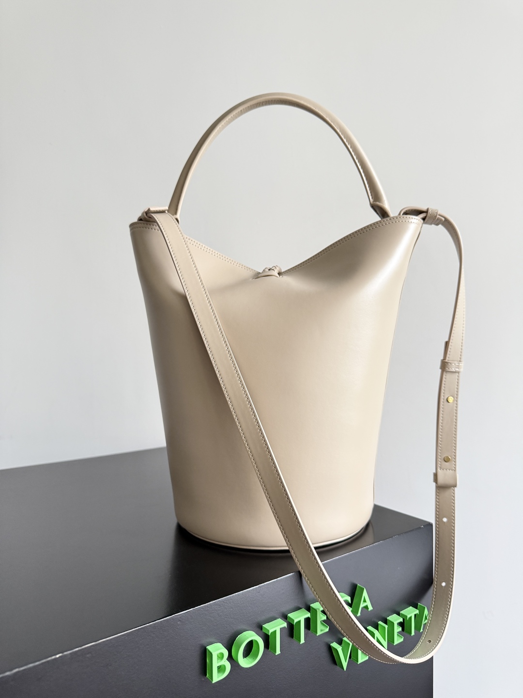 Bottega Veneta 2025 New Arrival Women's LIBERTA Small Bucket Bag 806038