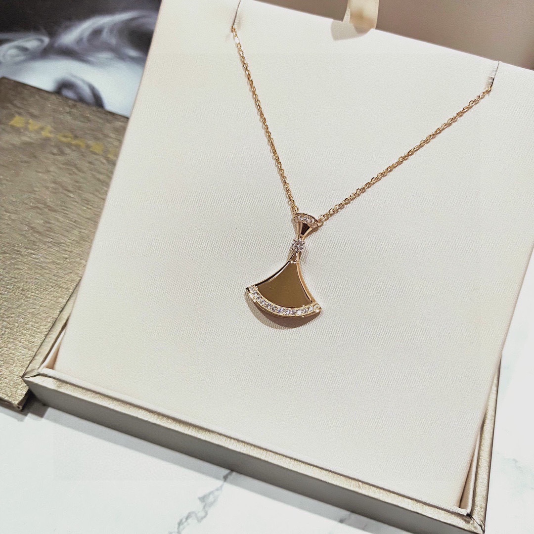 Bulgari glossy fan necklace