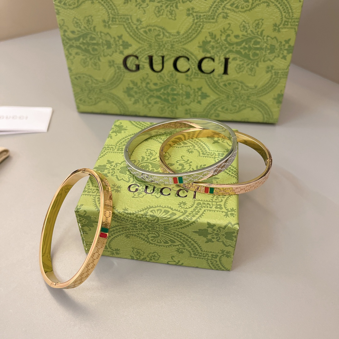Gucci shallow carved bracelet