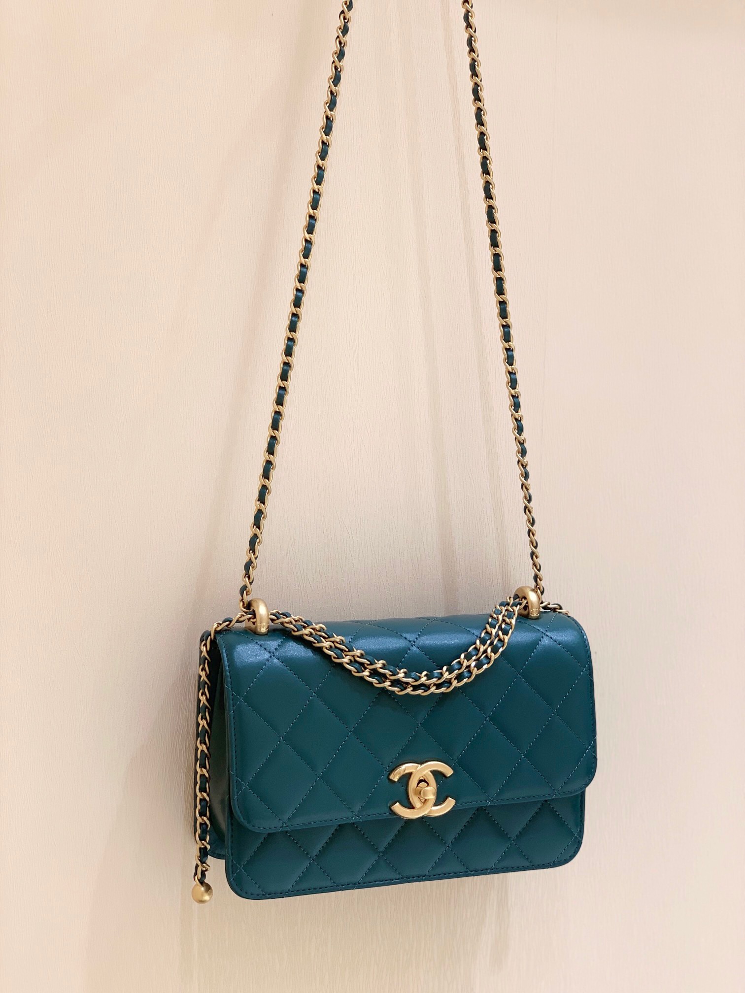 Chanel 2021 Early Fall Haute Couture Collection Double Gold Bead Chain Bag AP2649