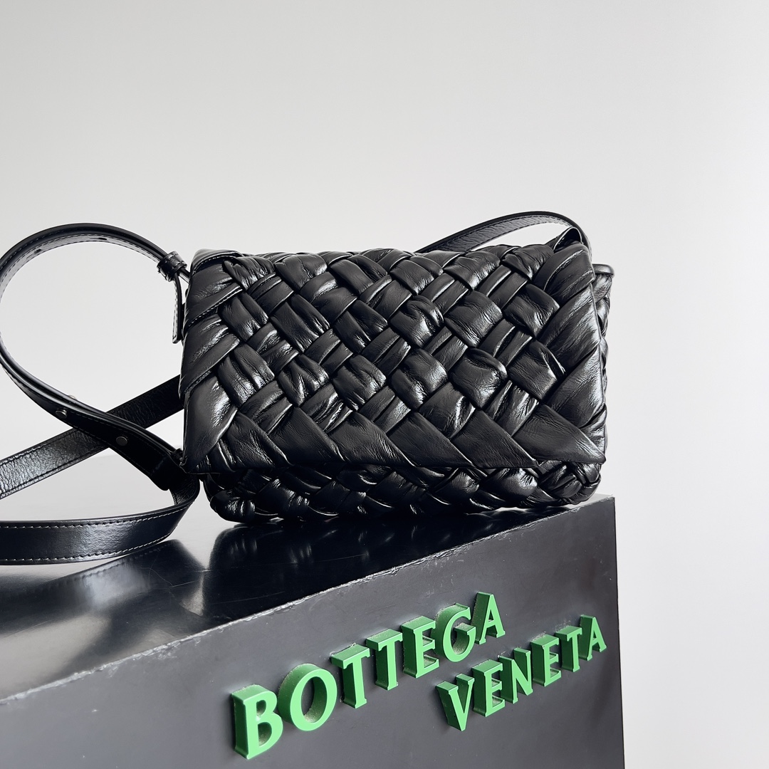 Bottega Veneta RUMPLE MESSENGER handbag 787113