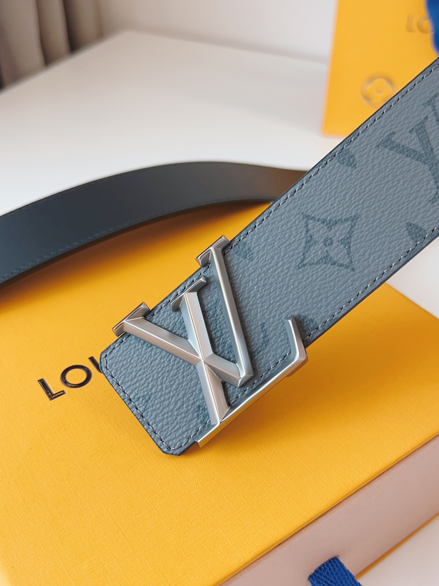 Louis Vuitton double-sided men's belt with monogram, 4cm width