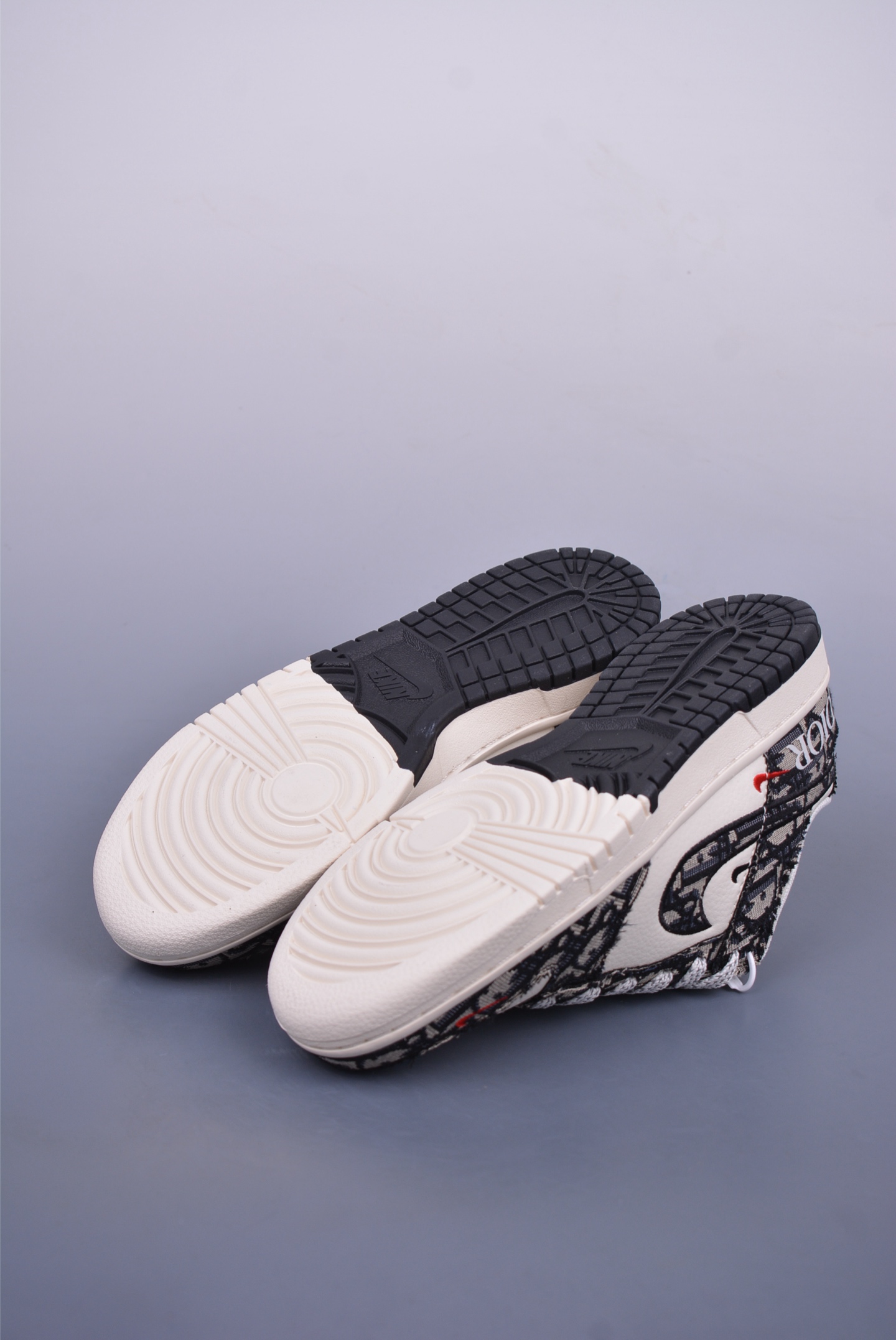 Dior x Nike SB Dunk Low Low-top Sneakers Black and White Print SJ2558-015
