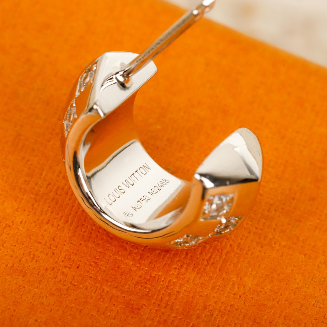 LE DER DE LOUIS VUITTON Diamond earrings