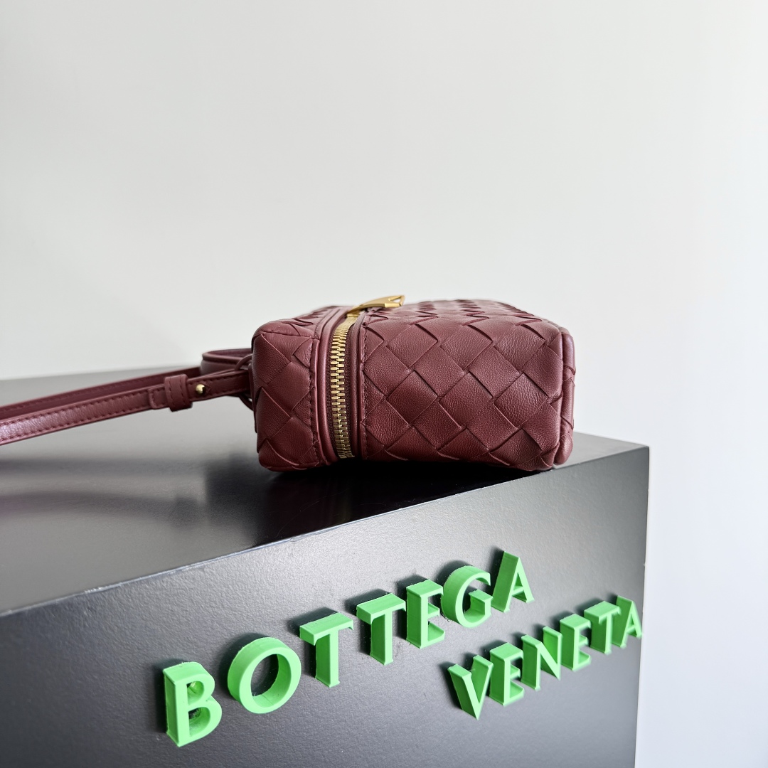 Bottega Veneta 2024 Woven Zippered Baguette Bag 789109