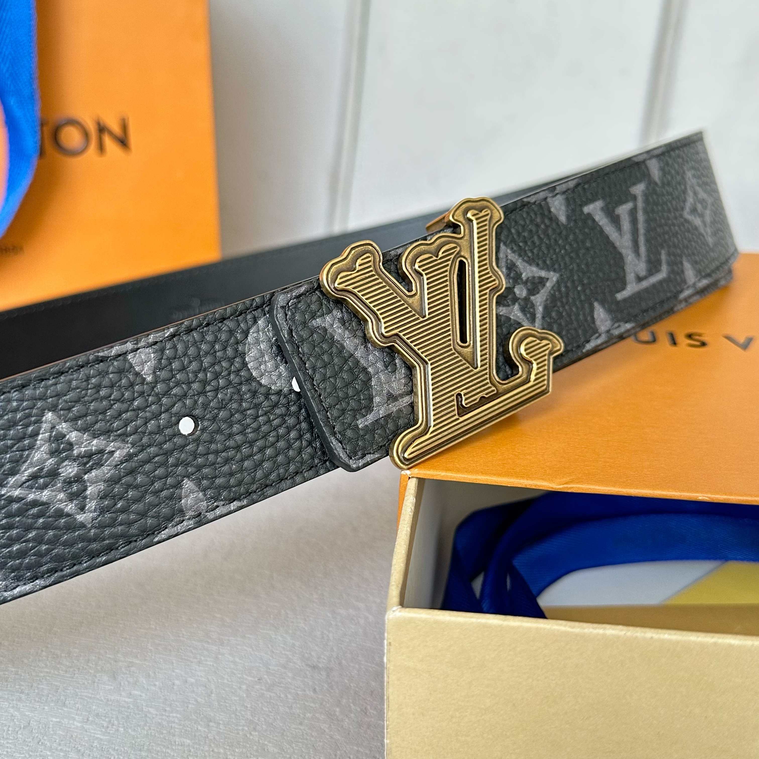 Louis Vuitton Litchi Pattern Double-Sided Cowhide Leather Belt 4CM Width