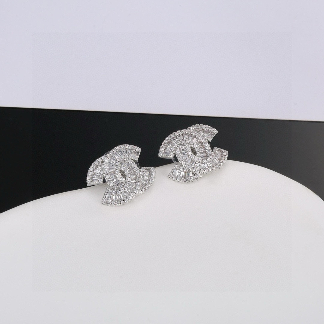 CHAN 24 classic letter diamond earrings
